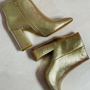 ShuShop Veronica booties. Size 6.5 but run big. Will fit 7 possibly 7.5 IMO